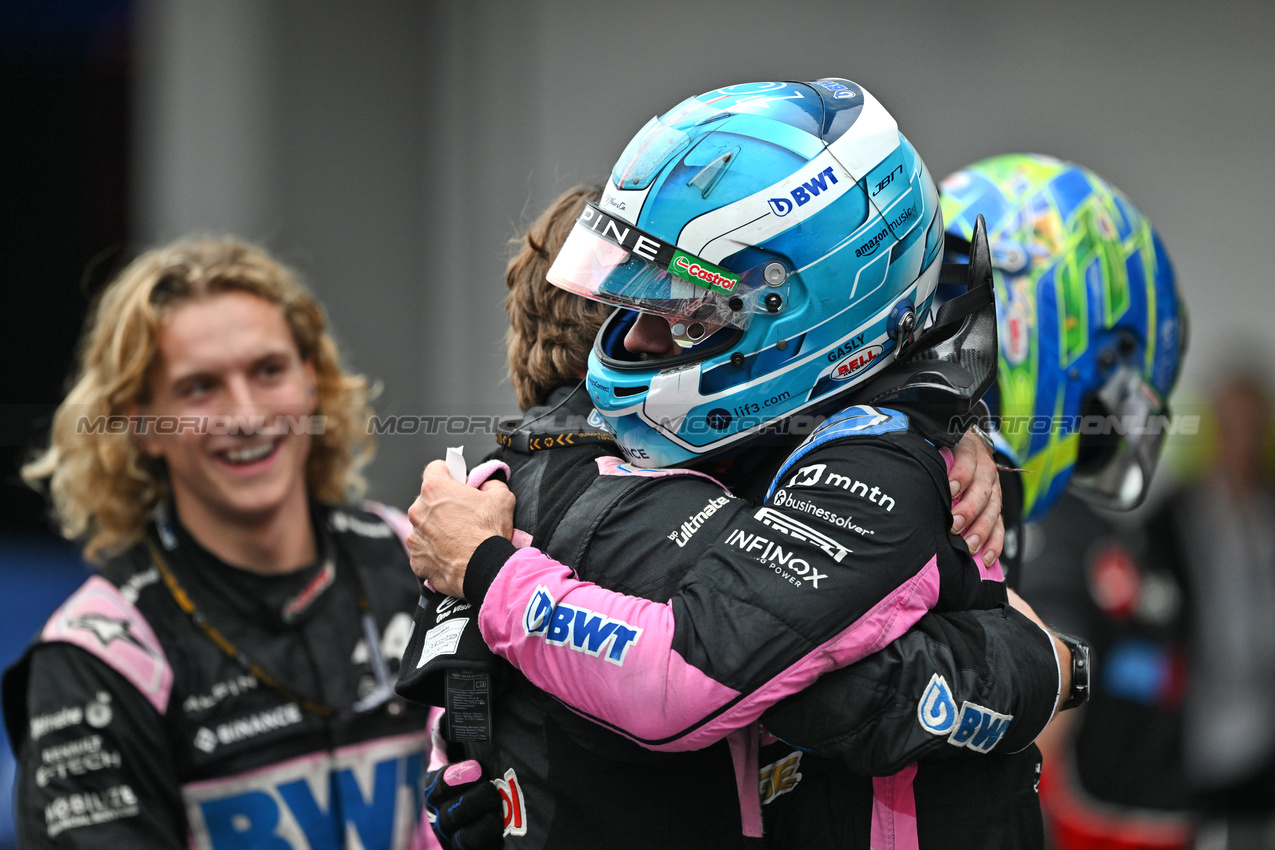 GP BRASILE, Pierre Gasly (FRA) Alpine F1 Team celebrates his third position with the team in parc ferme.

03.11.2024. Formula 1 World Championship, Rd 21, Brazilian Grand Prix, Sao Paulo, Brazil, Gara Day.

- www.xpbimages.com, EMail: requests@xpbimages.com © Copyright: Price / XPB Images