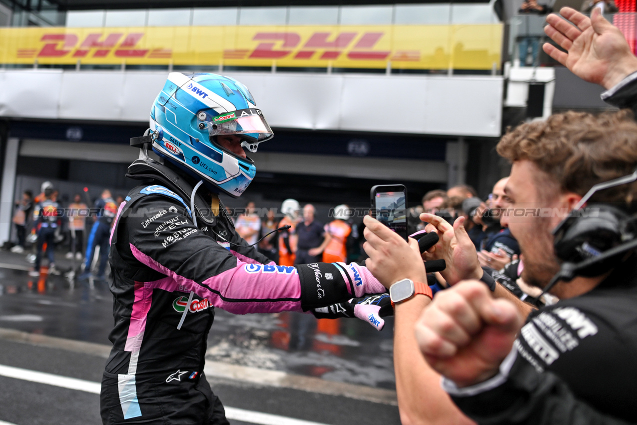 GP BRASILE, Pierre Gasly (FRA) Alpine F1 Team celebrates his third position with the team in parc ferme.

03.11.2024. Formula 1 World Championship, Rd 21, Brazilian Grand Prix, Sao Paulo, Brazil, Gara Day.

- www.xpbimages.com, EMail: requests@xpbimages.com © Copyright: Price / XPB Images