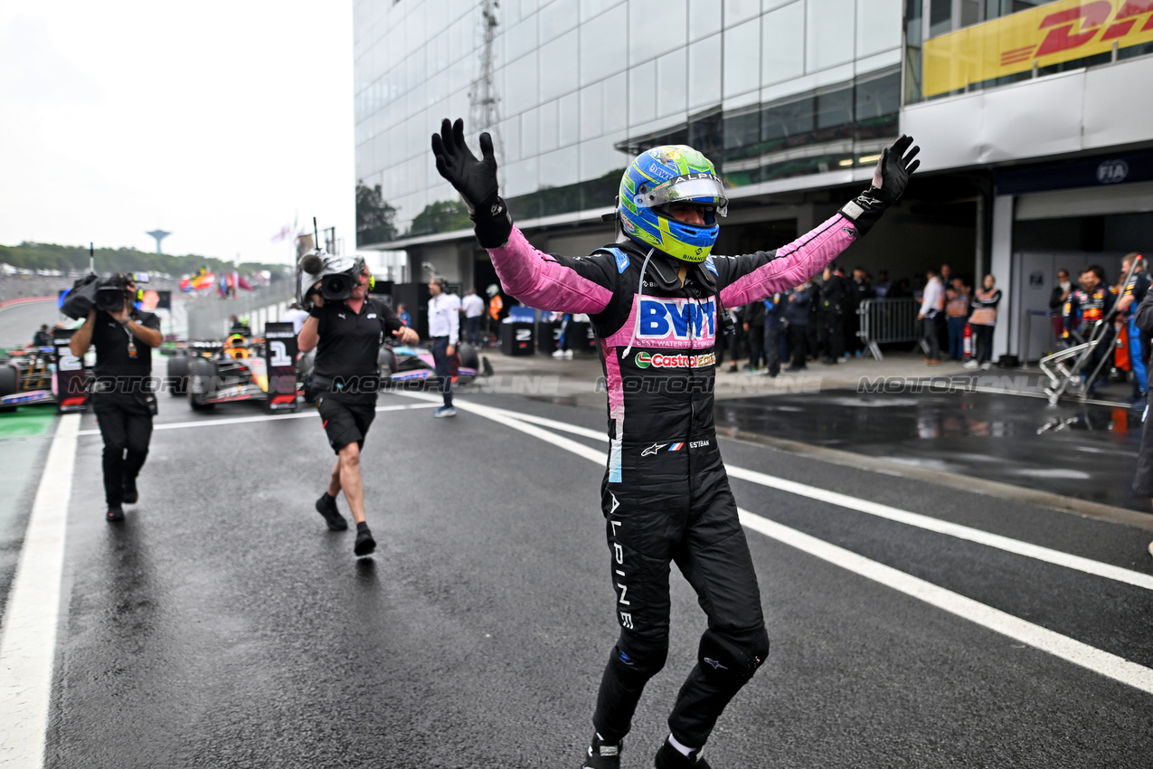 GP BRASILE, Esteban Ocon (FRA) Alpine F1 Team celebrates his second position in parc ferme.

03.11.2024. Formula 1 World Championship, Rd 21, Brazilian Grand Prix, Sao Paulo, Brazil, Gara Day.

- www.xpbimages.com, EMail: requests@xpbimages.com © Copyright: Price / XPB Images