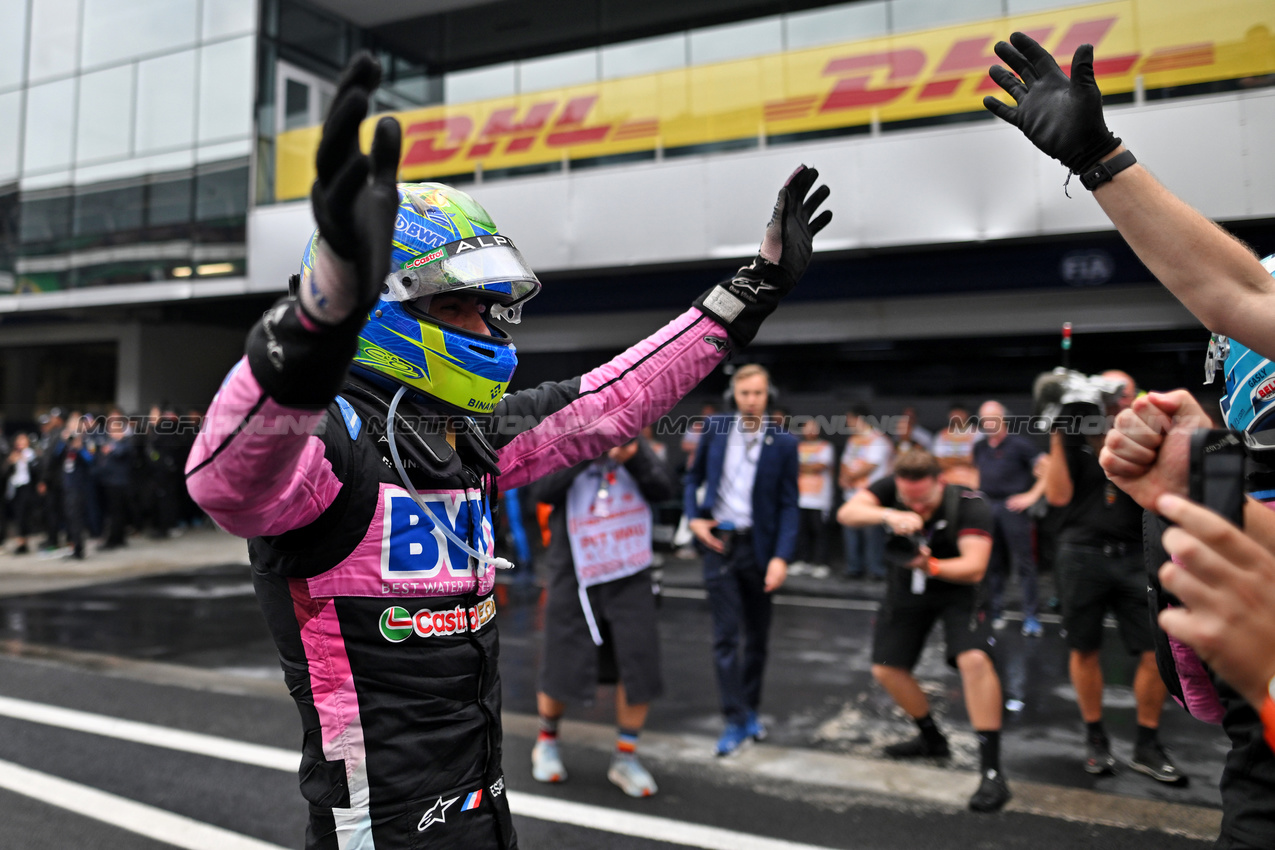 GP BRASILE, Esteban Ocon (FRA) Alpine F1 Team celebrates his second position in parc ferme.

03.11.2024. Formula 1 World Championship, Rd 21, Brazilian Grand Prix, Sao Paulo, Brazil, Gara Day.

- www.xpbimages.com, EMail: requests@xpbimages.com © Copyright: Price / XPB Images