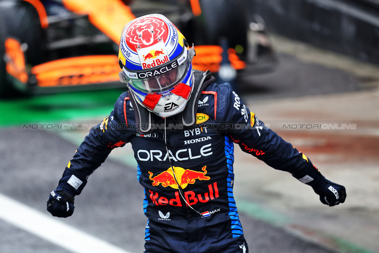 GP BRASILE, Rwe Max Verstappen (NLD) Red Bull Racing celebrates in parc ferme.

03.11.2024. Formula 1 World Championship, Rd 21, Brazilian Grand Prix, Sao Paulo, Brazil, Gara Day.

- www.xpbimages.com, EMail: requests@xpbimages.com © Copyright: Batchelor / XPB Images