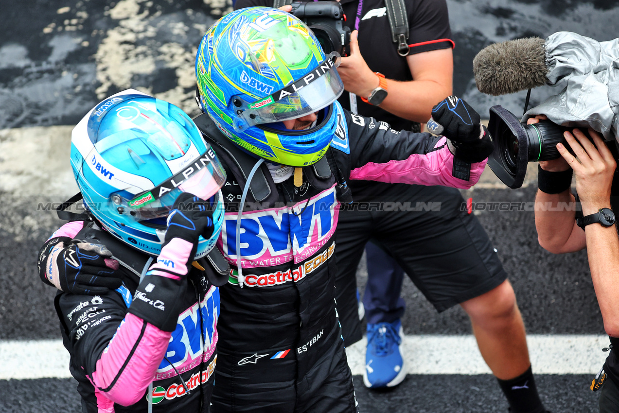 GP BRASILE, Esteban Ocon (FRA) Alpine F1 Team (Right) e Pierre Gasly (FRA) Alpine F1 Team celebrate a 2-3 finish in parc ferme.

03.11.2024. Formula 1 World Championship, Rd 21, Brazilian Grand Prix, Sao Paulo, Brazil, Gara Day.

- www.xpbimages.com, EMail: requests@xpbimages.com © Copyright: Batchelor / XPB Images