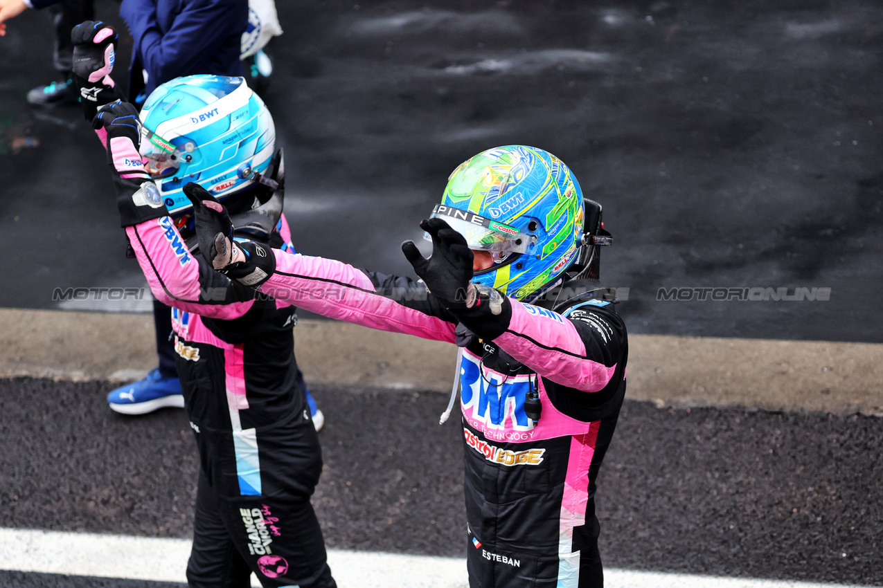 GP BRASILE, Esteban Ocon (FRA) Alpine F1 Team (Right) e Pierre Gasly (FRA) Alpine F1 Team celebrate a 2-3 finish in parc ferme.

03.11.2024. Formula 1 World Championship, Rd 21, Brazilian Grand Prix, Sao Paulo, Brazil, Gara Day.

- www.xpbimages.com, EMail: requests@xpbimages.com © Copyright: Batchelor / XPB Images