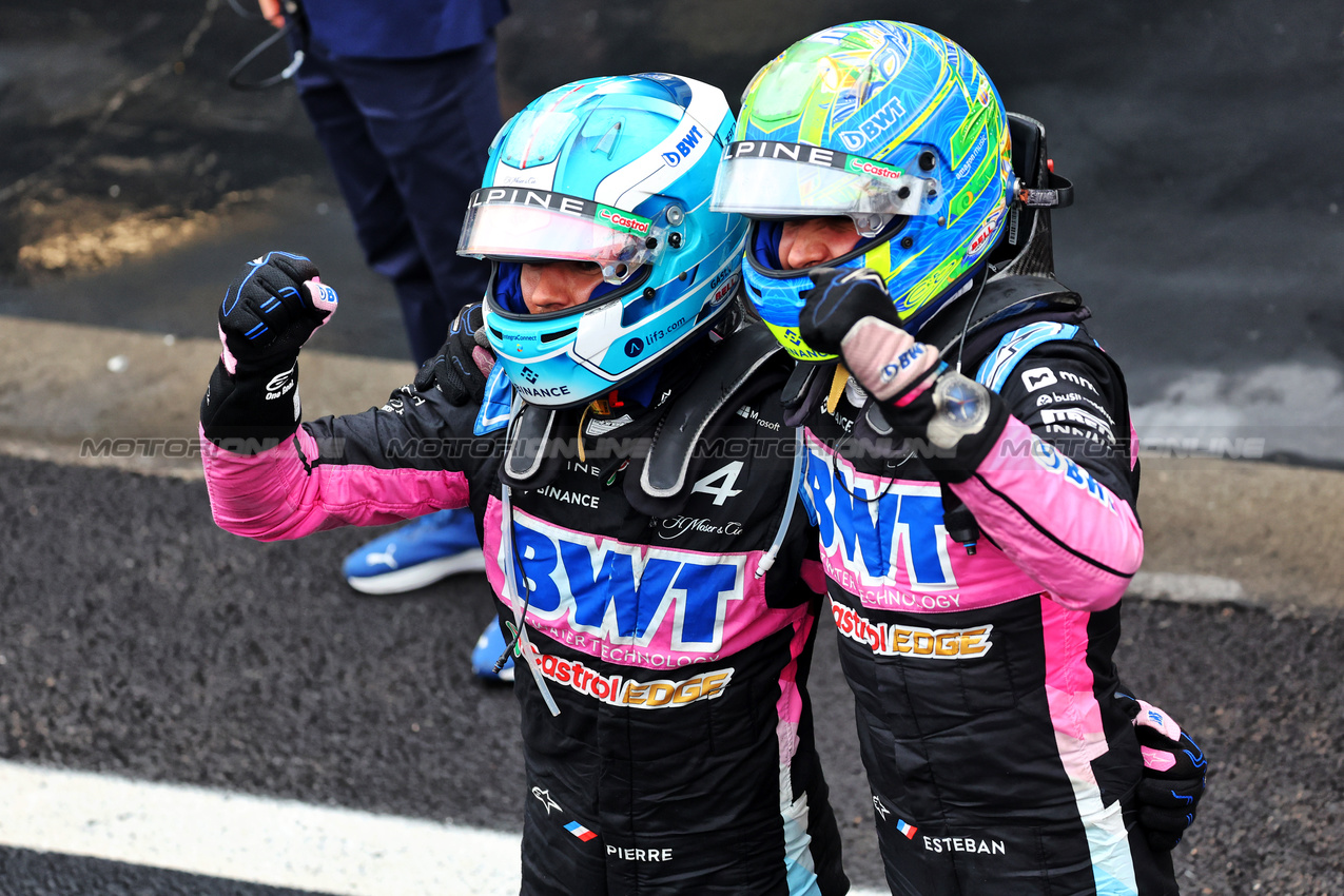 GP BRASILE, Esteban Ocon (FRA) Alpine F1 Team (Right) e Pierre Gasly (FRA) Alpine F1 Team celebrate a 2-3 finish in parc ferme.

03.11.2024. Formula 1 World Championship, Rd 21, Brazilian Grand Prix, Sao Paulo, Brazil, Gara Day.

- www.xpbimages.com, EMail: requests@xpbimages.com © Copyright: Batchelor / XPB Images