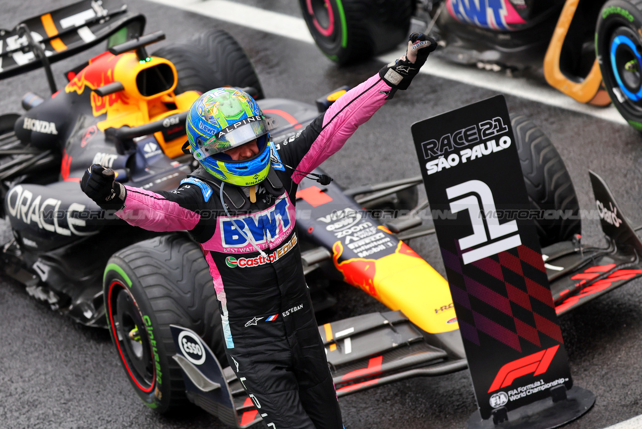 GP BRASILE, Esteban Ocon (FRA) Alpine F1 Team celebrates his second position in parc ferme.

03.11.2024. Formula 1 World Championship, Rd 21, Brazilian Grand Prix, Sao Paulo, Brazil, Gara Day.

- www.xpbimages.com, EMail: requests@xpbimages.com © Copyright: Batchelor / XPB Images