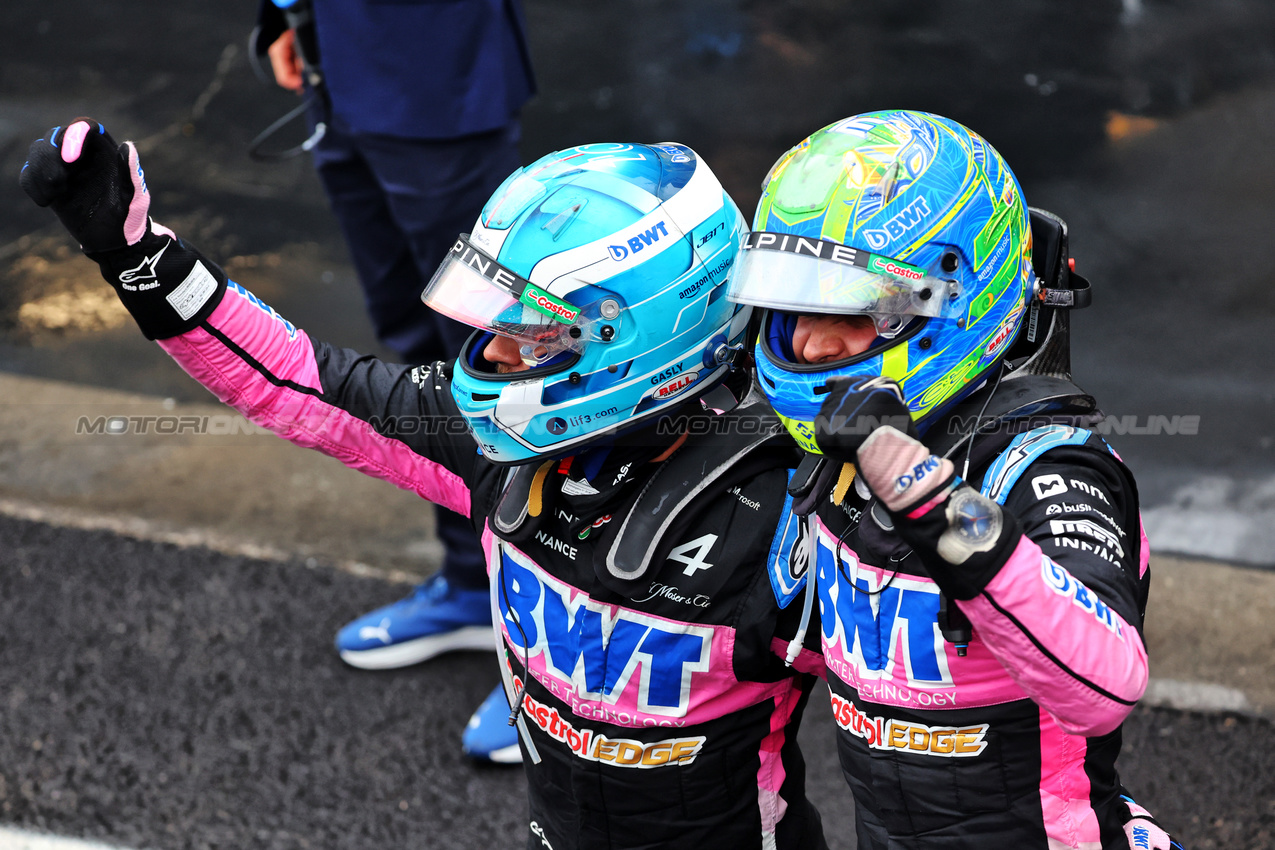 GP BRASILE, Esteban Ocon (FRA) Alpine F1 Team (Right) e Pierre Gasly (FRA) Alpine F1 Team celebrate a 2-3 finish in parc ferme.

03.11.2024. Formula 1 World Championship, Rd 21, Brazilian Grand Prix, Sao Paulo, Brazil, Gara Day.

- www.xpbimages.com, EMail: requests@xpbimages.com © Copyright: Batchelor / XPB Images