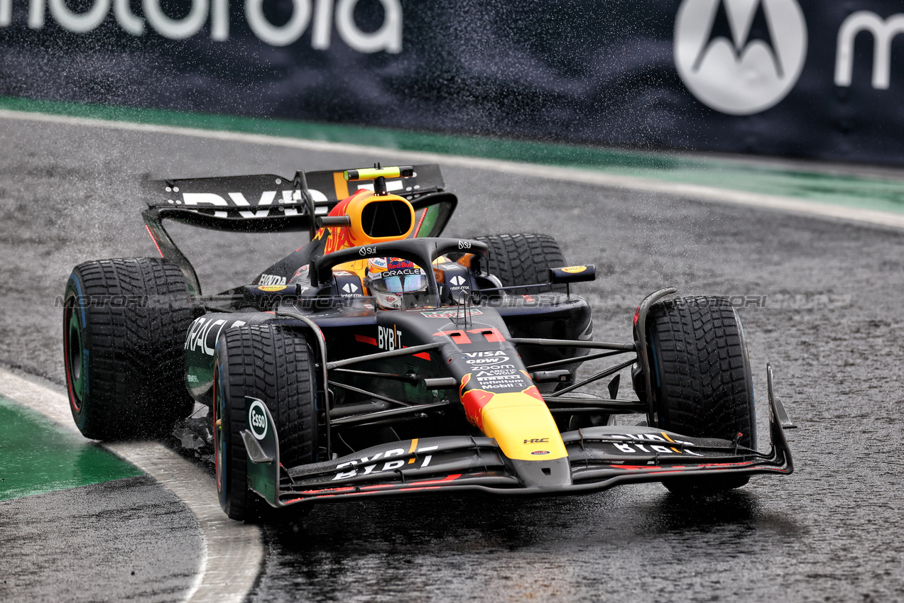 GP BRASILE, Sergio Perez (MEX) Red Bull Racing RB20.

03.11.2024. Formula 1 World Championship, Rd 21, Brazilian Grand Prix, Sao Paulo, Brazil, Gara Day.

 - www.xpbimages.com, EMail: requests@xpbimages.com © Copyright: Staley / XPB Images