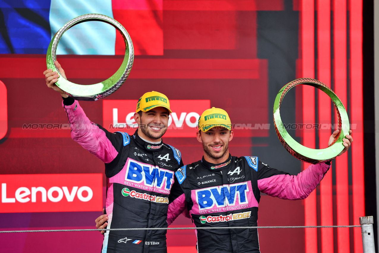 GP BRASILE, (L to R): Esteban Ocon (FRA) Alpine F1 Team celebrates his second position on the podium with third placed team mate Pierre Gasly (FRA) Alpine F1 Team.

03.11.2024. Formula 1 World Championship, Rd 21, Brazilian Grand Prix, Sao Paulo, Brazil, Gara Day.

- www.xpbimages.com, EMail: requests@xpbimages.com © Copyright: Batchelor / XPB Images