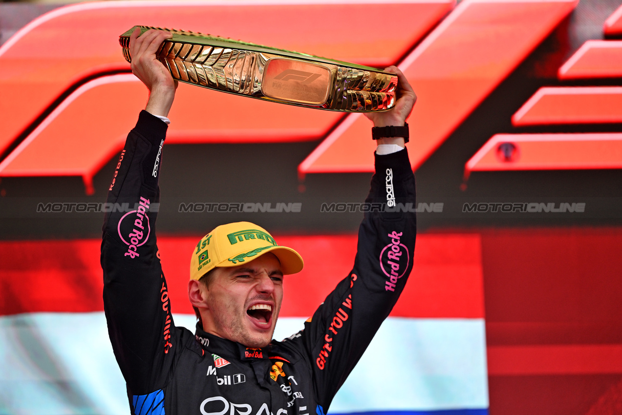 GP BRASILE, Gara winner Max Verstappen (NLD) Red Bull Racing celebrates on the podium.

03.11.2024. Formula 1 World Championship, Rd 21, Brazilian Grand Prix, Sao Paulo, Brazil, Gara Day.

- www.xpbimages.com, EMail: requests@xpbimages.com © Copyright: Price / XPB Images