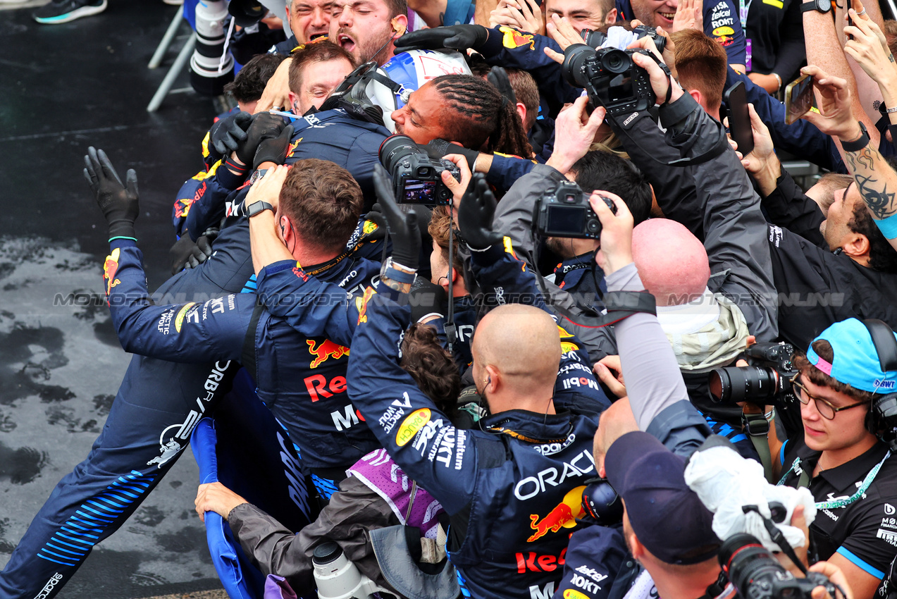 GP BRASILE, Gara winner Max Verstappen (NLD) Red Bull Racing celebrates with the team in parc ferme.

03.11.2024. Formula 1 World Championship, Rd 21, Brazilian Grand Prix, Sao Paulo, Brazil, Gara Day.

- www.xpbimages.com, EMail: requests@xpbimages.com © Copyright: Batchelor / XPB Images