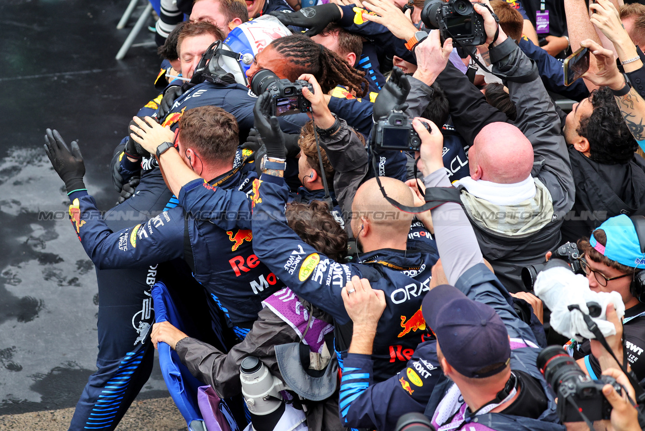 GP BRASILE, Gara winner Max Verstappen (NLD) Red Bull Racing celebrates with the team in parc ferme.

03.11.2024. Formula 1 World Championship, Rd 21, Brazilian Grand Prix, Sao Paulo, Brazil, Gara Day.

- www.xpbimages.com, EMail: requests@xpbimages.com © Copyright: Batchelor / XPB Images