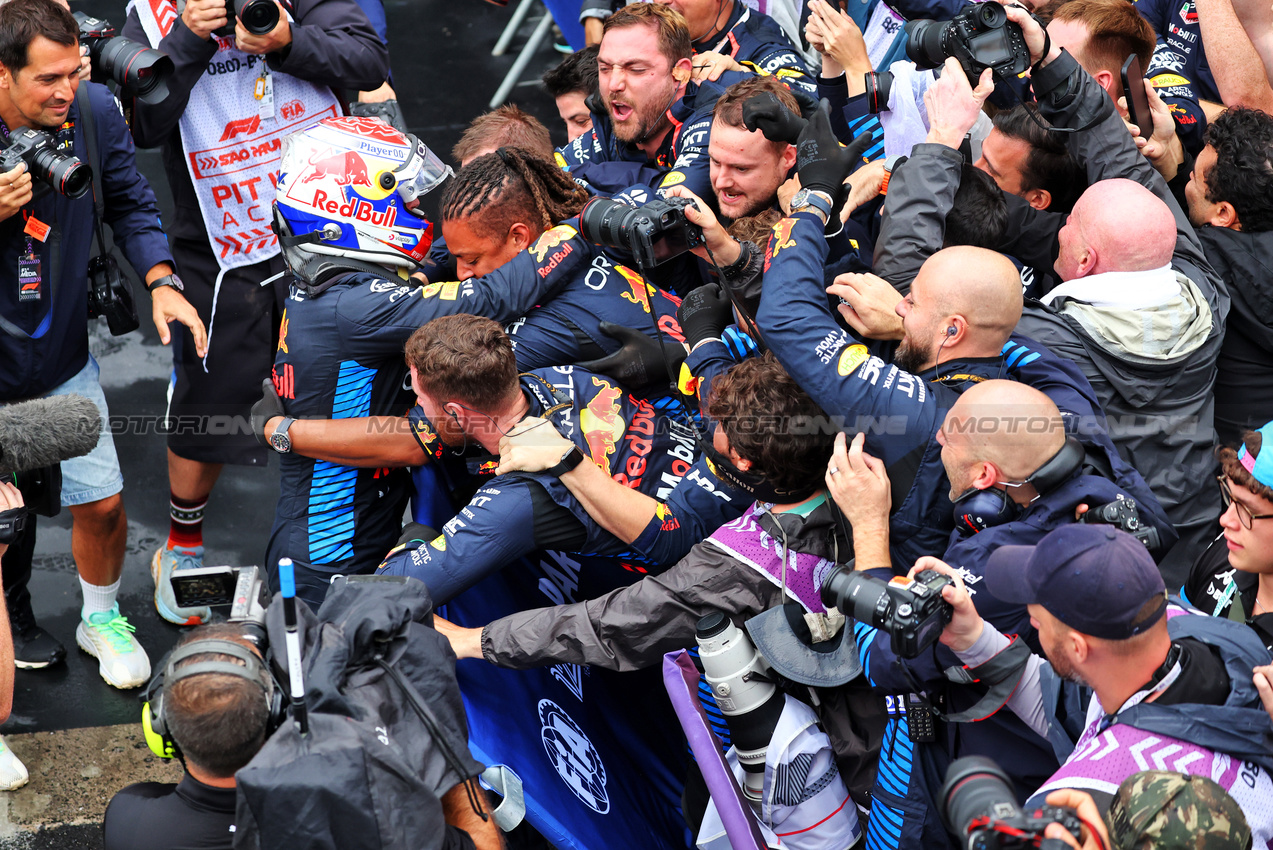 GP BRASILE, Gara winner Max Verstappen (NLD) Red Bull Racing celebrates with the team in parc ferme.

03.11.2024. Formula 1 World Championship, Rd 21, Brazilian Grand Prix, Sao Paulo, Brazil, Gara Day.

- www.xpbimages.com, EMail: requests@xpbimages.com © Copyright: Batchelor / XPB Images