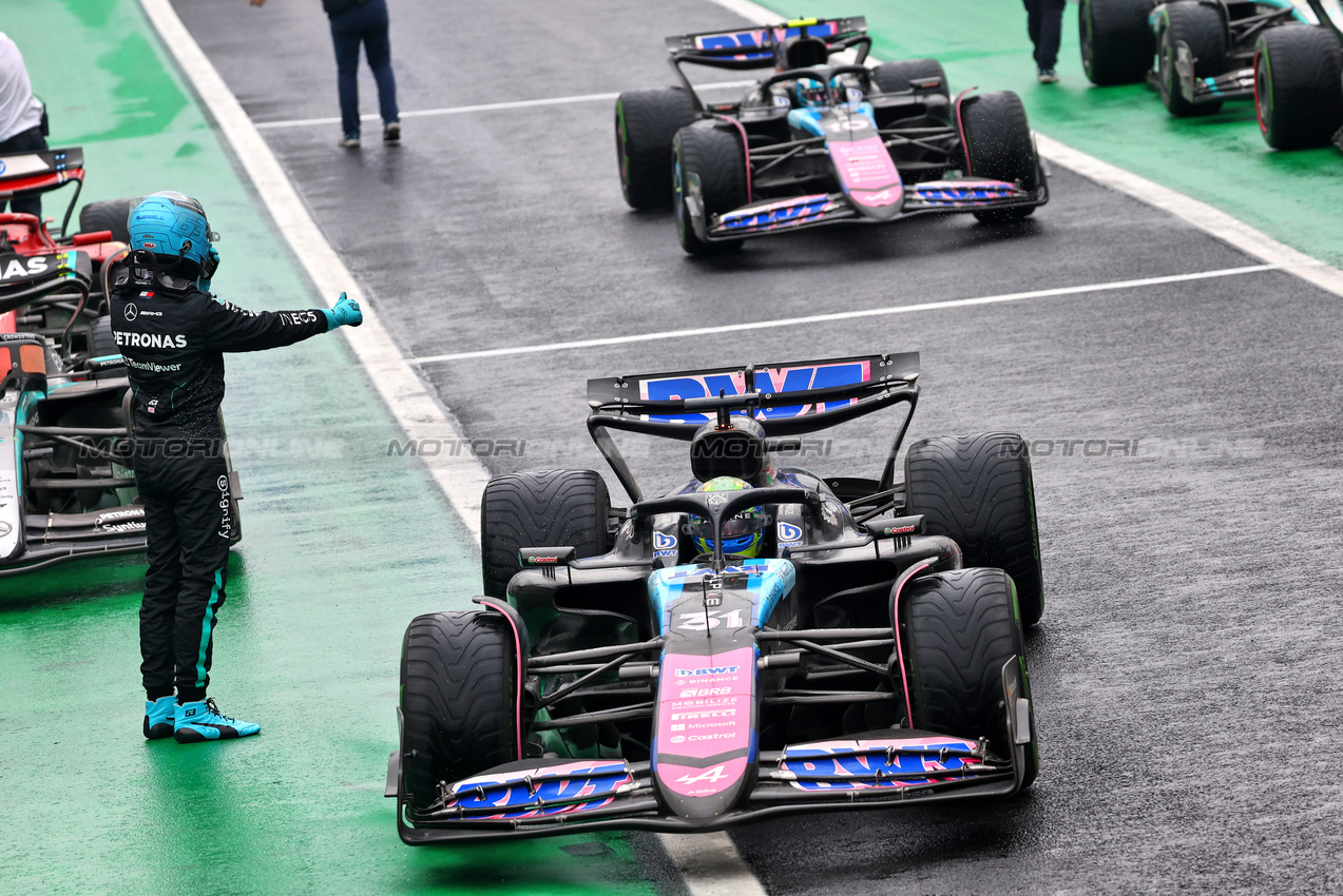 GP BRASILE, George Russell (GBR) Mercedes AMG F1 W15 congratulates second placed Esteban Ocon (FRA) Alpine F1 Team A524 e third placed Pierre Gasly (FRA) Alpine F1 Team A524 in parc ferme.

03.11.2024. Formula 1 World Championship, Rd 21, Brazilian Grand Prix, Sao Paulo, Brazil, Gara Day.

- www.xpbimages.com, EMail: requests@xpbimages.com © Copyright: Batchelor / XPB Images