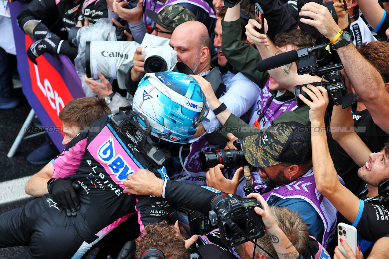 GP BRASILE, Pierre Gasly (FRA) Alpine F1 Team celebrates his third position with the team in parc ferme.

03.11.2024. Formula 1 World Championship, Rd 21, Brazilian Grand Prix, Sao Paulo, Brazil, Gara Day.

- www.xpbimages.com, EMail: requests@xpbimages.com © Copyright: Batchelor / XPB Images