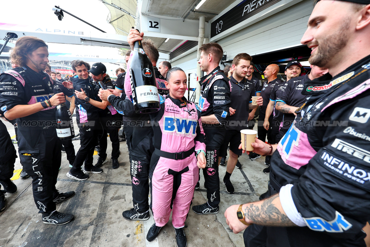 GP BRASILE, Alpine F1 Team celebrate a 2-3 finish.

03.11.2024. Formula 1 World Championship, Rd 21, Brazilian Grand Prix, Sao Paulo, Brazil, Gara Day.

- www.xpbimages.com, EMail: requests@xpbimages.com © Copyright: Charniaux / XPB Images