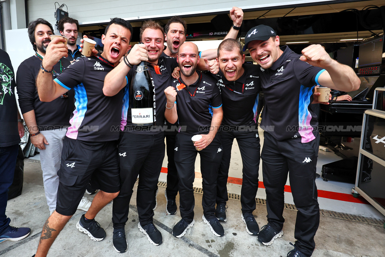 GP BRASILE, Alpine F1 Team celebrate a 2-3 finish.

03.11.2024. Formula 1 World Championship, Rd 21, Brazilian Grand Prix, Sao Paulo, Brazil, Gara Day.

- www.xpbimages.com, EMail: requests@xpbimages.com © Copyright: Charniaux / XPB Images