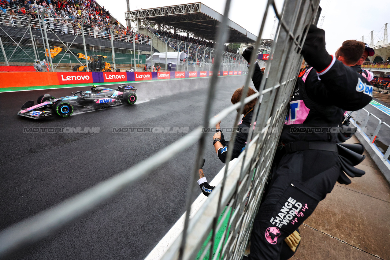 GP BRASILE, Pierre Gasly (FRA) Alpine F1 Team celebrates his third position as he passes the team at the end of the race.

03.11.2024. Formula 1 World Championship, Rd 21, Brazilian Grand Prix, Sao Paulo, Brazil, Gara Day.

- www.xpbimages.com, EMail: requests@xpbimages.com © Copyright: Charniaux / XPB Images