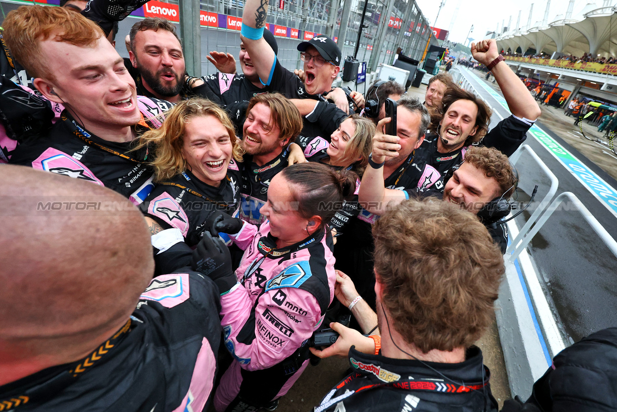 GP BRASILE, Alpine F1 Team celebrate a 2-3 finish.

03.11.2024. Formula 1 World Championship, Rd 21, Brazilian Grand Prix, Sao Paulo, Brazil, Gara Day.

- www.xpbimages.com, EMail: requests@xpbimages.com © Copyright: Charniaux / XPB Images