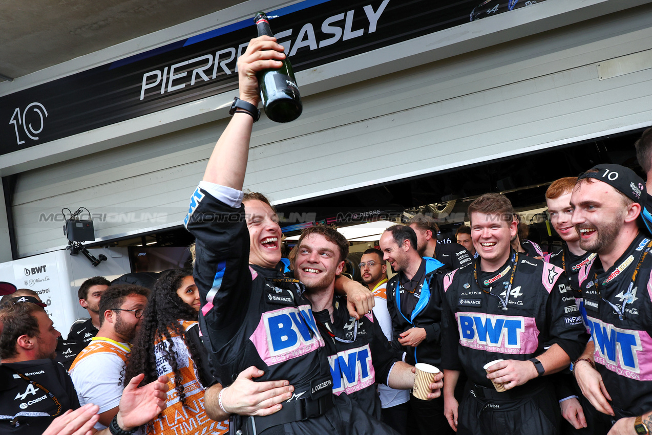 GP BRASILE, Alpine F1 Team celebrate a 2-3 finish.

03.11.2024. Formula 1 World Championship, Rd 21, Brazilian Grand Prix, Sao Paulo, Brazil, Gara Day.

- www.xpbimages.com, EMail: requests@xpbimages.com © Copyright: Charniaux / XPB Images