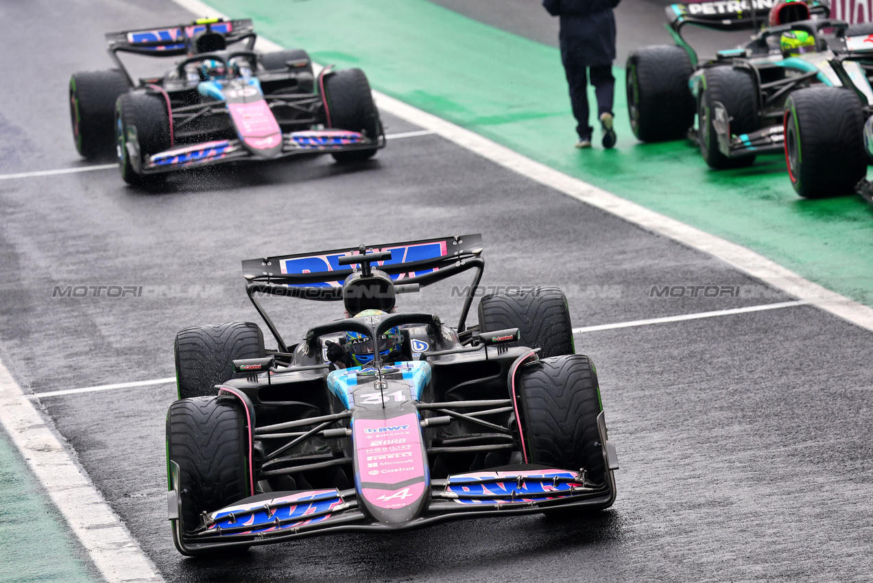 GP BRASILE, Esteban Ocon (FRA) Alpine F1 Team A524 e Pierre Gasly (FRA) Alpine F1 Team A524 in parc ferme.

03.11.2024. Formula 1 World Championship, Rd 21, Brazilian Grand Prix, Sao Paulo, Brazil, Gara Day.

- www.xpbimages.com, EMail: requests@xpbimages.com © Copyright: Batchelor / XPB Images