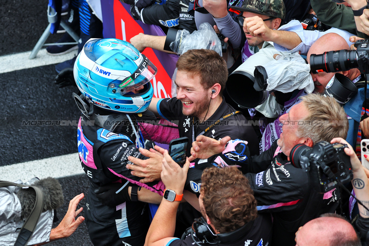 GP BRASILE, Pierre Gasly (FRA) Alpine F1 Team celebrates his third position with the team in parc ferme.

03.11.2024. Formula 1 World Championship, Rd 21, Brazilian Grand Prix, Sao Paulo, Brazil, Gara Day.

- www.xpbimages.com, EMail: requests@xpbimages.com © Copyright: Batchelor / XPB Images