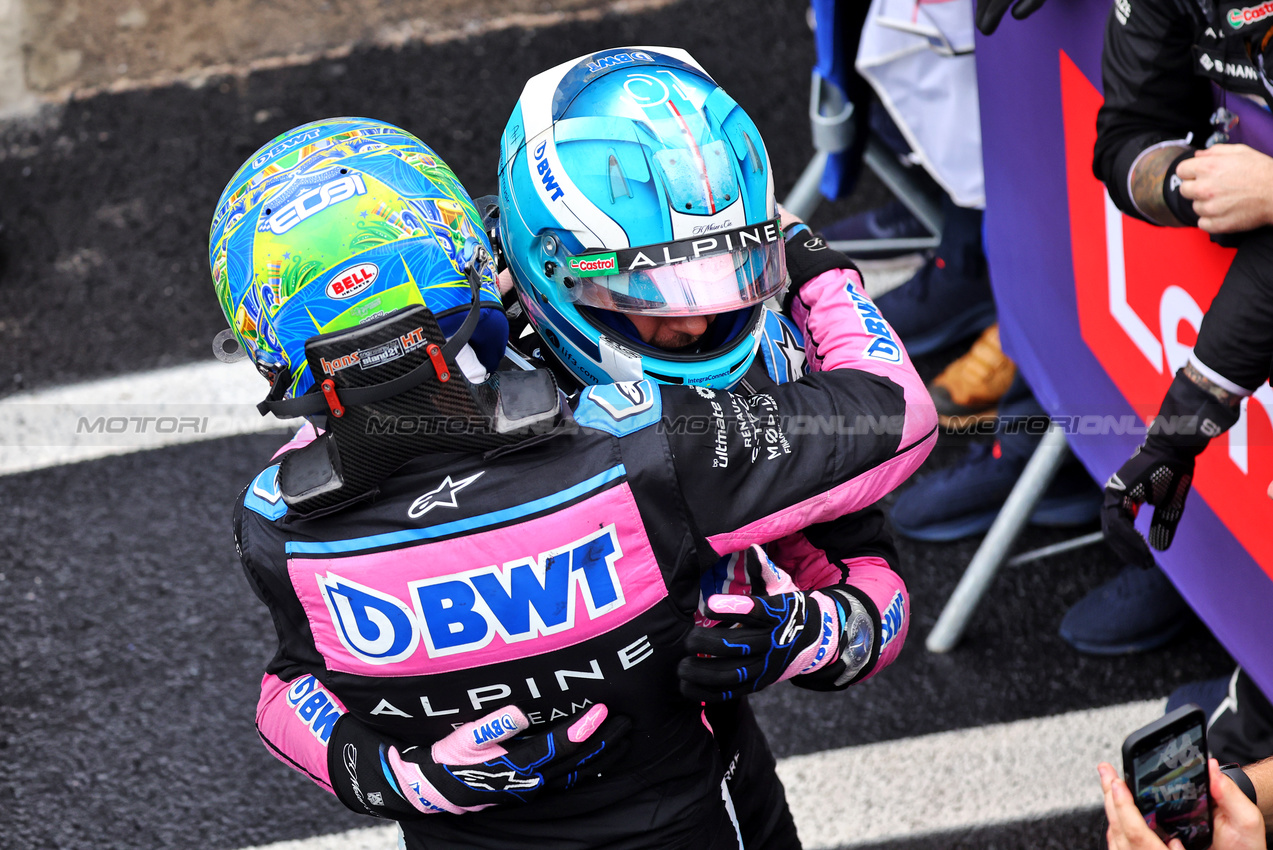 GP BRASILE, (L to R): Esteban Ocon (FRA) Alpine F1 Team celebrates his second position with third placed team mate Pierre Gasly (FRA) Alpine F1 Team in parc ferme.

03.11.2024. Formula 1 World Championship, Rd 21, Brazilian Grand Prix, Sao Paulo, Brazil, Gara Day.

- www.xpbimages.com, EMail: requests@xpbimages.com © Copyright: Batchelor / XPB Images