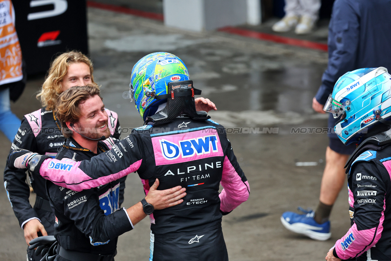 GP BRASILE, Esteban Ocon (FRA) Alpine F1 Team e Pierre Gasly (FRA) Alpine F1 Team celebrate a 2-3 finish in parc ferme.

03.11.2024. Formula 1 World Championship, Rd 21, Brazilian Grand Prix, Sao Paulo, Brazil, Gara Day.

- www.xpbimages.com, EMail: requests@xpbimages.com © Copyright: Batchelor / XPB Images