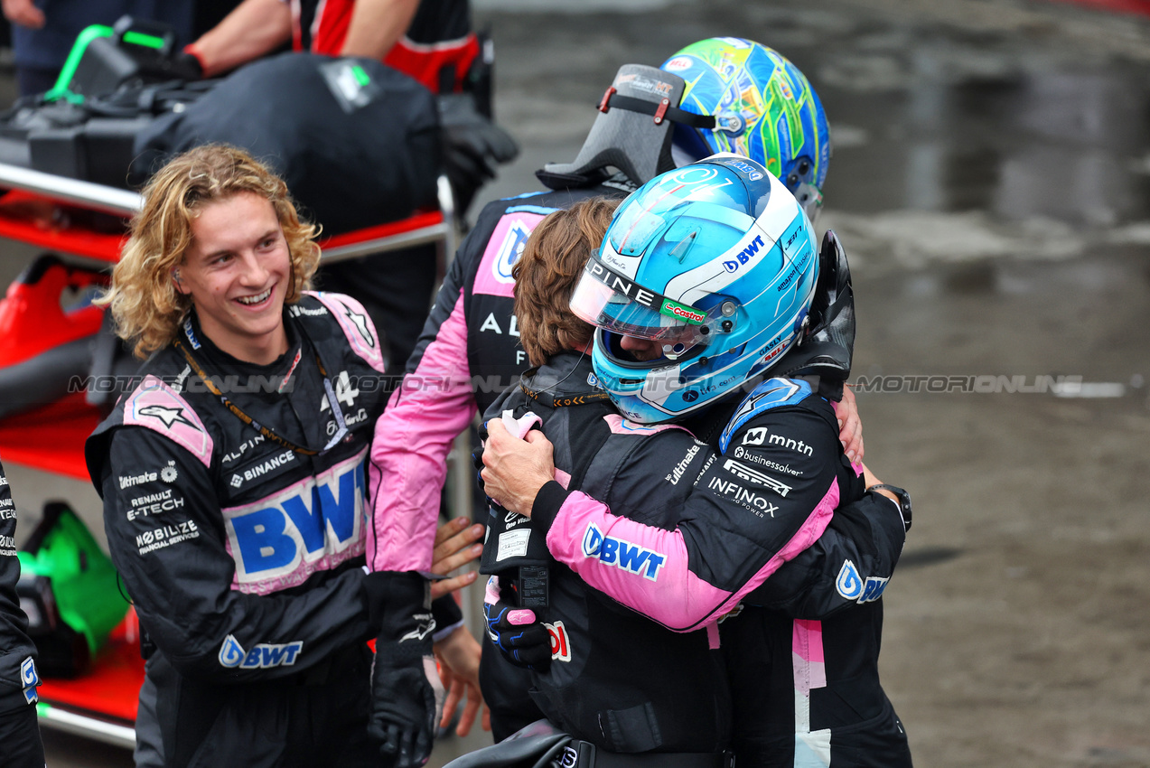 GP BRASILE, Pierre Gasly (FRA) Alpine F1 Team celebrates his third position with the team in parc ferme.

03.11.2024. Formula 1 World Championship, Rd 21, Brazilian Grand Prix, Sao Paulo, Brazil, Gara Day.

- www.xpbimages.com, EMail: requests@xpbimages.com © Copyright: Batchelor / XPB Images