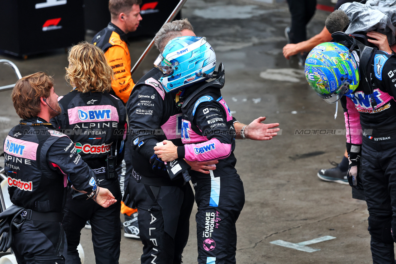 GP BRASILE, Pierre Gasly (FRA) Alpine F1 Team celebrates his third position with the team in parc ferme.

03.11.2024. Formula 1 World Championship, Rd 21, Brazilian Grand Prix, Sao Paulo, Brazil, Gara Day.

- www.xpbimages.com, EMail: requests@xpbimages.com © Copyright: Batchelor / XPB Images