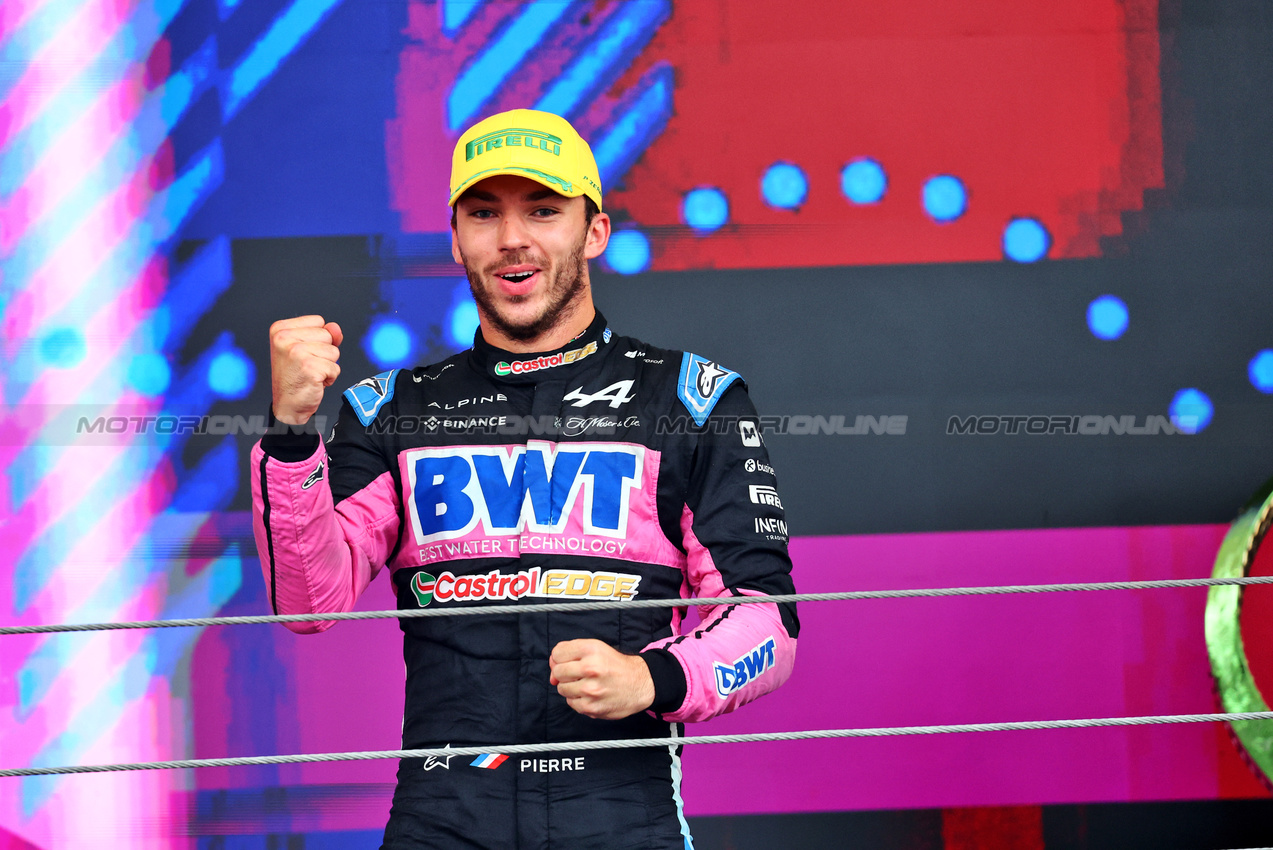 GP BRASILE, Pierre Gasly (FRA) Alpine F1 Team celebrates his third position on the podium.

03.11.2024. Formula 1 World Championship, Rd 21, Brazilian Grand Prix, Sao Paulo, Brazil, Gara Day.

- www.xpbimages.com, EMail: requests@xpbimages.com © Copyright: Batchelor / XPB Images