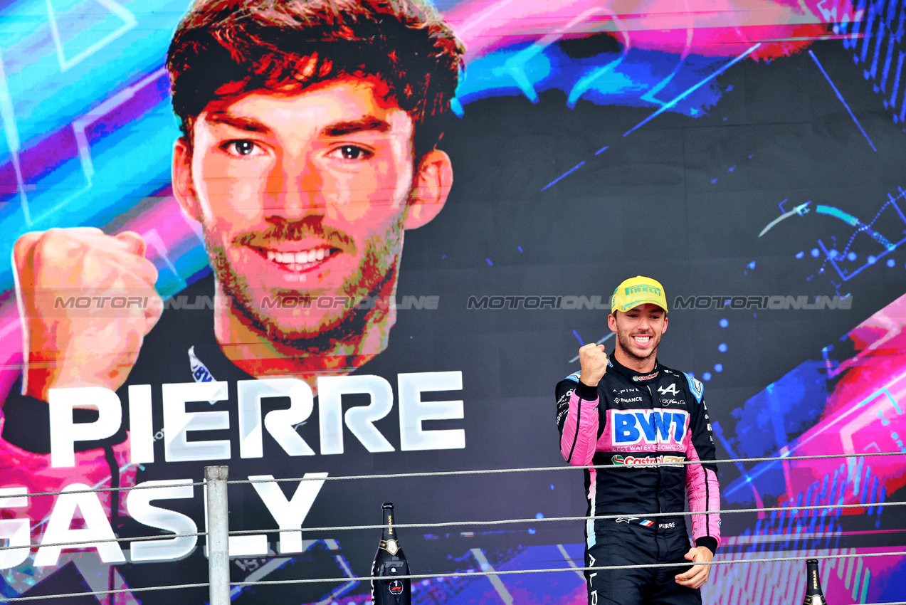 GP BRASILE, Pierre Gasly (FRA) Alpine F1 Team celebrates his third position on the podium.

03.11.2024. Formula 1 World Championship, Rd 21, Brazilian Grand Prix, Sao Paulo, Brazil, Gara Day.

- www.xpbimages.com, EMail: requests@xpbimages.com © Copyright: Batchelor / XPB Images