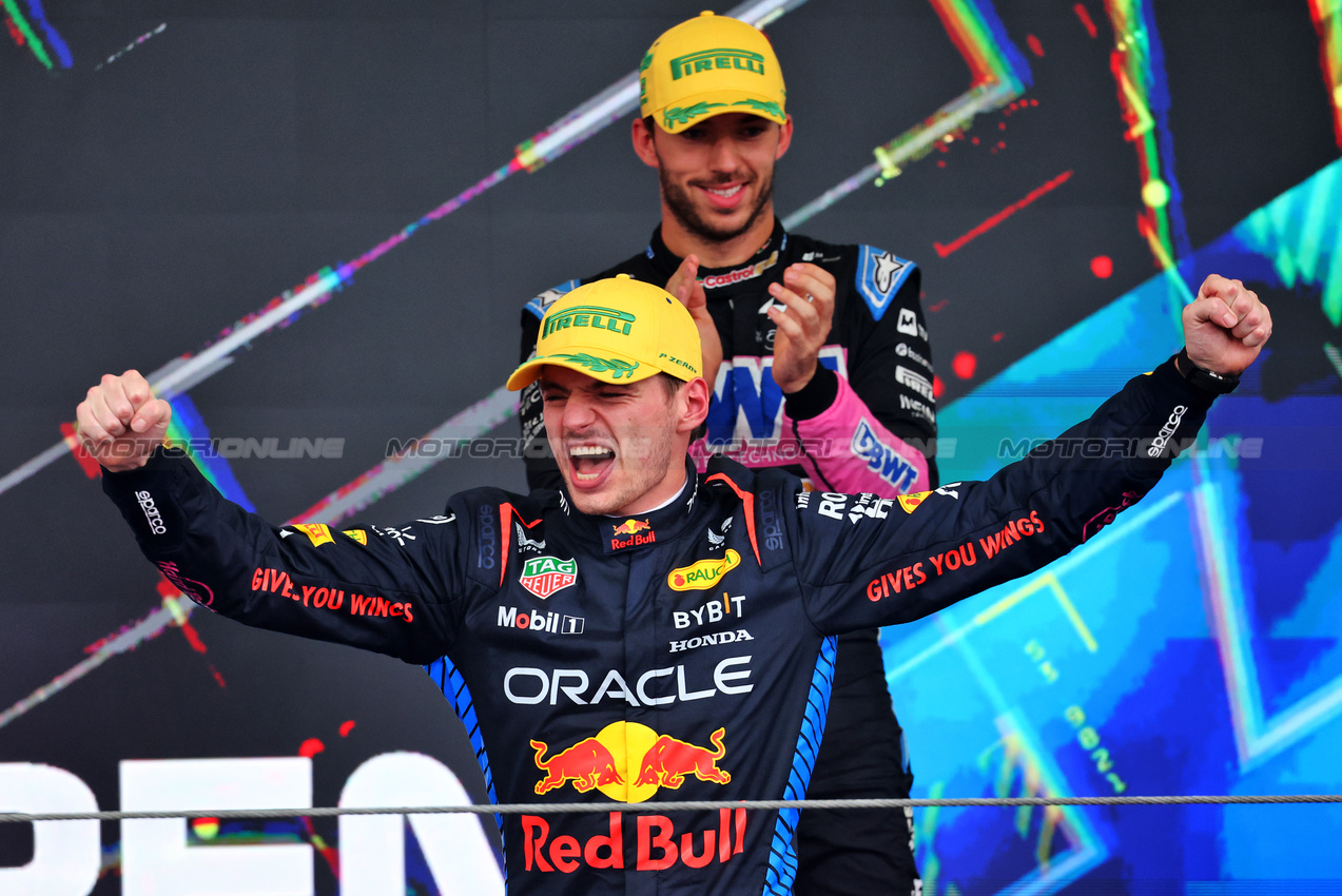 GP BRASILE, Gara winner Max Verstappen (NLD) Red Bull Racing celebrates on the podium.

03.11.2024. Formula 1 World Championship, Rd 21, Brazilian Grand Prix, Sao Paulo, Brazil, Gara Day.

- www.xpbimages.com, EMail: requests@xpbimages.com © Copyright: Batchelor / XPB Images