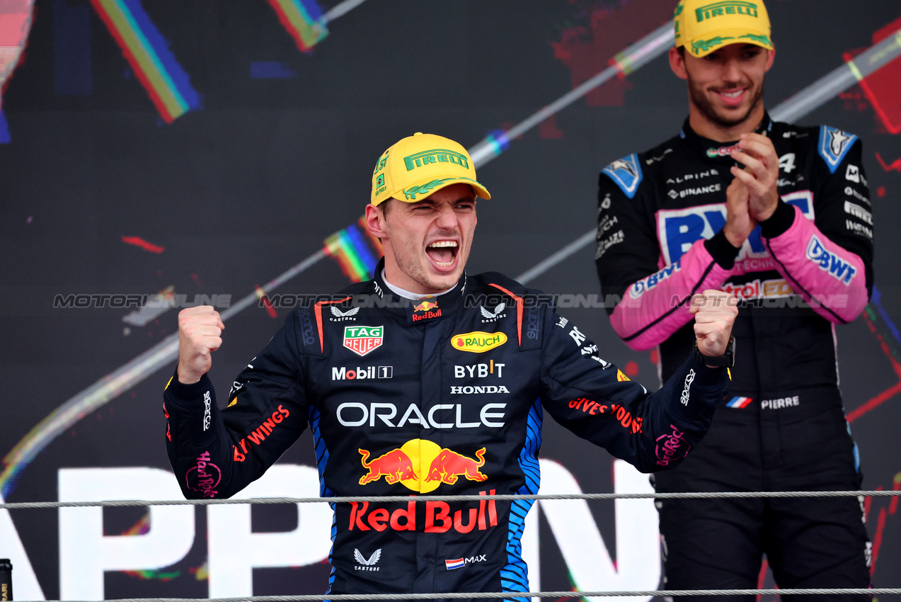 GP BRASILE, Gara winner Max Verstappen (NLD) Red Bull Racing celebrates on the podium.

03.11.2024. Formula 1 World Championship, Rd 21, Brazilian Grand Prix, Sao Paulo, Brazil, Gara Day.

- www.xpbimages.com, EMail: requests@xpbimages.com © Copyright: Batchelor / XPB Images