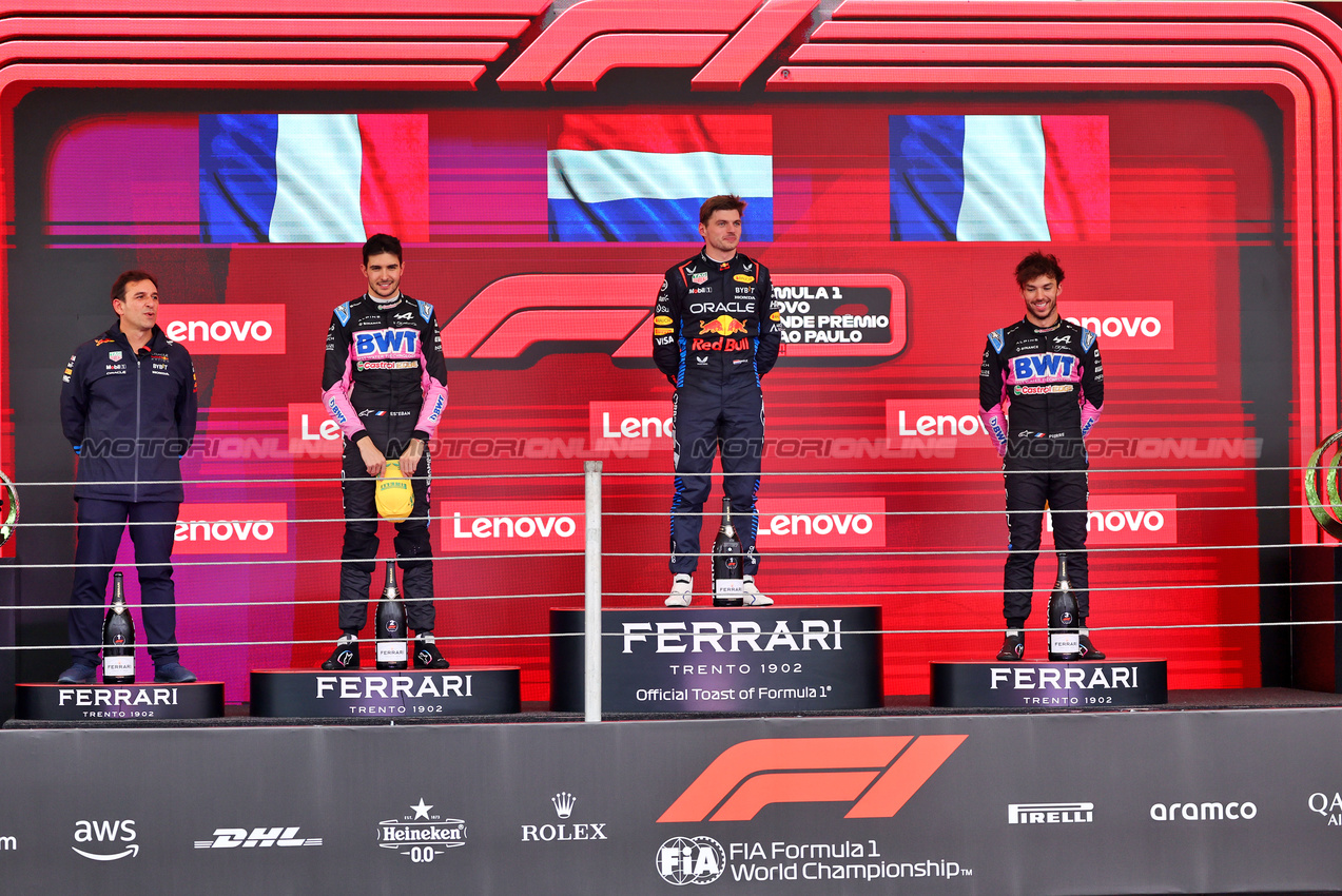 GP BRASILE, The podium (L to R): Pierre Wache (FRA) Red Bull Racing Technical Director; Esteban Ocon (FRA) Alpine F1 Team, second; Max Verstappen (NLD) Red Bull Racing, vincitore; Pierre Gasly (FRA) Alpine F1 Team, third.

03.11.2024. Formula 1 World Championship, Rd 21, Brazilian Grand Prix, Sao Paulo, Brazil, Gara Day.

- www.xpbimages.com, EMail: requests@xpbimages.com © Copyright: Batchelor / XPB Images