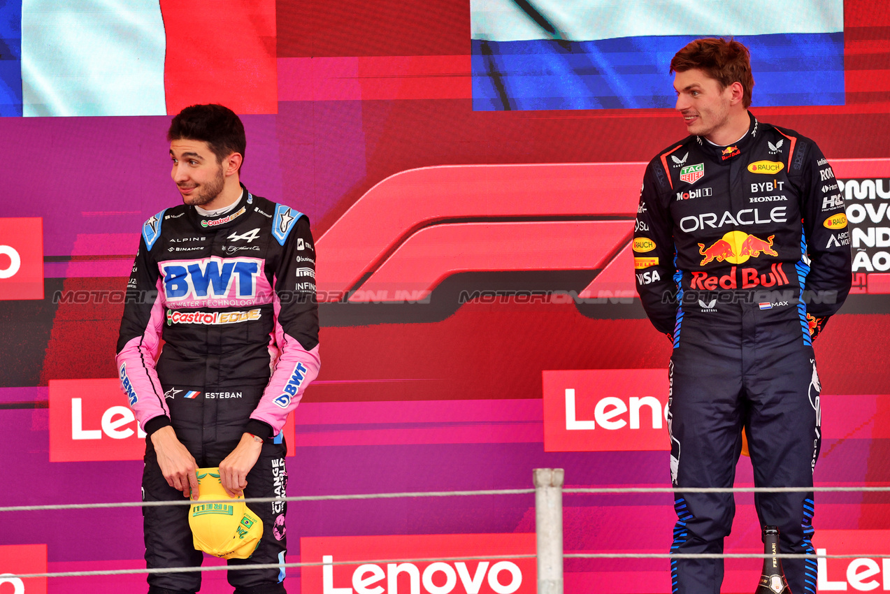 GP BRASILE, (L to R): second placed Esteban Ocon (FRA) Alpine F1 Team on the podium with vincitore Max Verstappen (NLD) Red Bull Racing.

03.11.2024. Formula 1 World Championship, Rd 21, Brazilian Grand Prix, Sao Paulo, Brazil, Gara Day.

- www.xpbimages.com, EMail: requests@xpbimages.com © Copyright: Batchelor / XPB Images