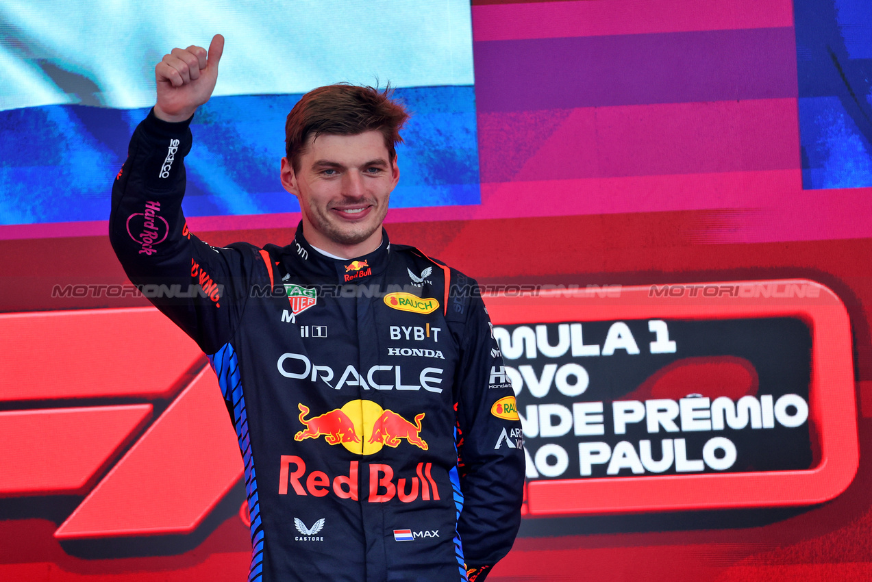 GP BRASILE, Gara winner Max Verstappen (NLD) Red Bull Racing celebrates on the podium.

03.11.2024. Formula 1 World Championship, Rd 21, Brazilian Grand Prix, Sao Paulo, Brazil, Gara Day.

- www.xpbimages.com, EMail: requests@xpbimages.com © Copyright: Batchelor / XPB Images