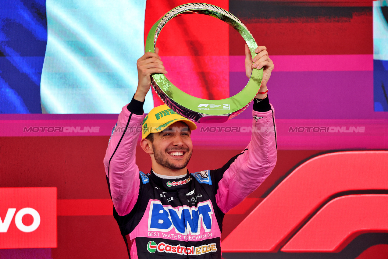 GP BRASILE, Pierre Gasly (FRA) Alpine F1 Team celebrates his third position on the podium.

03.11.2024. Formula 1 World Championship, Rd 21, Brazilian Grand Prix, Sao Paulo, Brazil, Gara Day.

- www.xpbimages.com, EMail: requests@xpbimages.com © Copyright: Batchelor / XPB Images