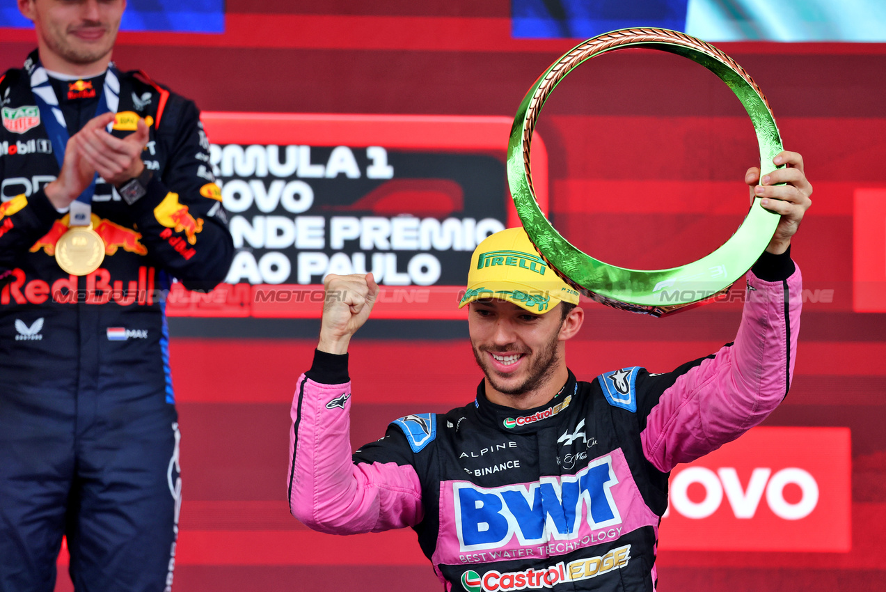 GP BRASILE, Pierre Gasly (FRA) Alpine F1 Team celebrates his third position on the podium.

03.11.2024. Formula 1 World Championship, Rd 21, Brazilian Grand Prix, Sao Paulo, Brazil, Gara Day.

- www.xpbimages.com, EMail: requests@xpbimages.com © Copyright: Batchelor / XPB Images