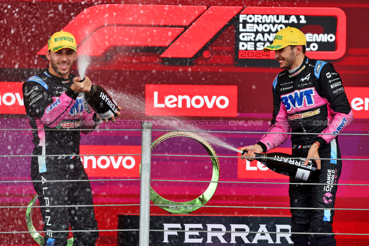 GP BRASILE, (L to R): Pierre Gasly (FRA) Alpine F1 Team celebrates his third position with second placed team mate Esteban Ocon (FRA) Alpine F1 Team on the podium.

03.11.2024. Formula 1 World Championship, Rd 21, Brazilian Grand Prix, Sao Paulo, Brazil, Gara Day.

- www.xpbimages.com, EMail: requests@xpbimages.com © Copyright: Batchelor / XPB Images