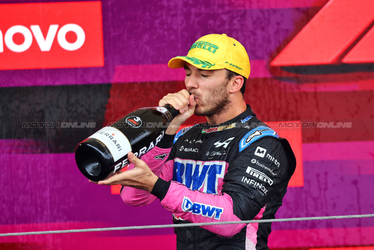 GP BRASILE, Pierre Gasly (FRA) Alpine F1 Team celebrates his third position on the podium.

03.11.2024. Formula 1 World Championship, Rd 21, Brazilian Grand Prix, Sao Paulo, Brazil, Gara Day.

- www.xpbimages.com, EMail: requests@xpbimages.com © Copyright: Batchelor / XPB Images