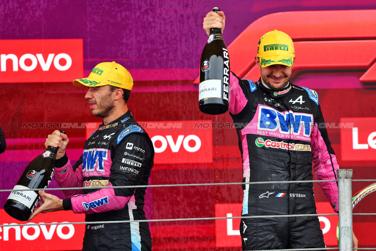 GP BRASILE, (L to R): Pierre Gasly (FRA) Alpine F1 Team celebrates his third position with second placed team mate Esteban Ocon (FRA) Alpine F1 Team on the podium.

03.11.2024. Formula 1 World Championship, Rd 21, Brazilian Grand Prix, Sao Paulo, Brazil, Gara Day.

- www.xpbimages.com, EMail: requests@xpbimages.com © Copyright: Batchelor / XPB Images