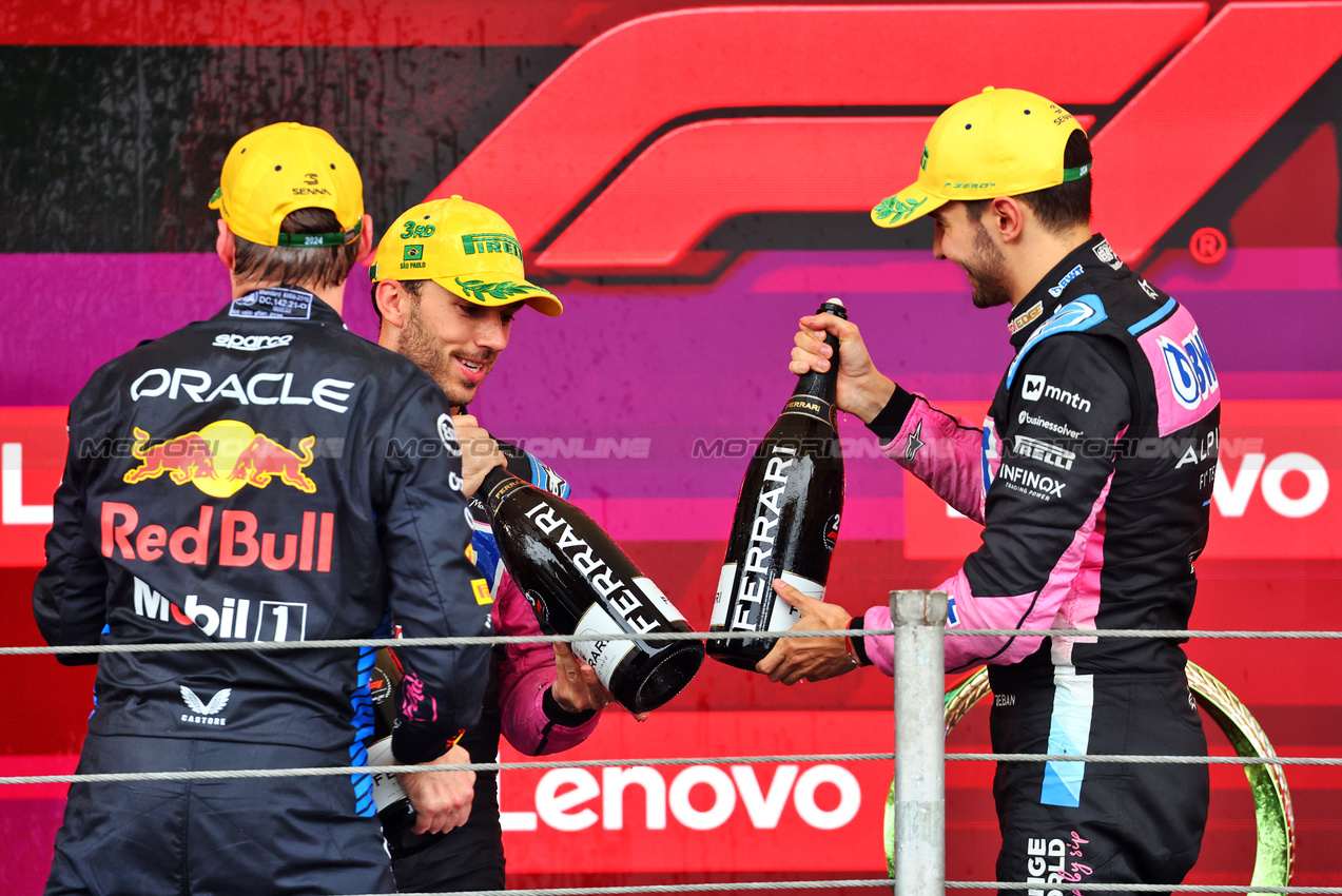 GP BRASILE, (L to R): Pierre Gasly (FRA) Alpine F1 Team celebrates his third position with second placed team mate Esteban Ocon (FRA) Alpine F1 Team on the podium.

03.11.2024. Formula 1 World Championship, Rd 21, Brazilian Grand Prix, Sao Paulo, Brazil, Gara Day.

- www.xpbimages.com, EMail: requests@xpbimages.com © Copyright: Batchelor / XPB Images