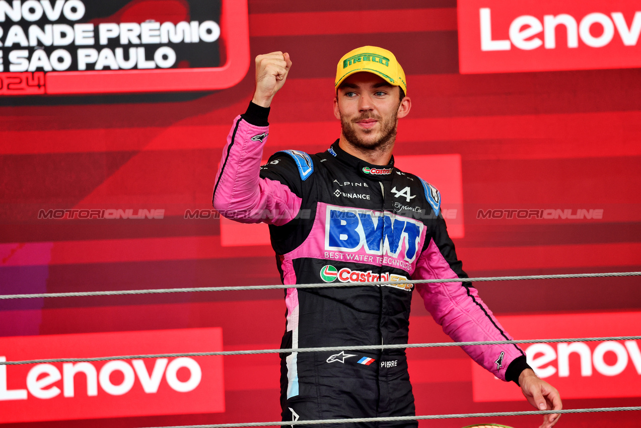 GP BRASILE, Pierre Gasly (FRA) Alpine F1 Team celebrates his third position on the podium.

03.11.2024. Formula 1 World Championship, Rd 21, Brazilian Grand Prix, Sao Paulo, Brazil, Gara Day.

- www.xpbimages.com, EMail: requests@xpbimages.com © Copyright: Batchelor / XPB Images