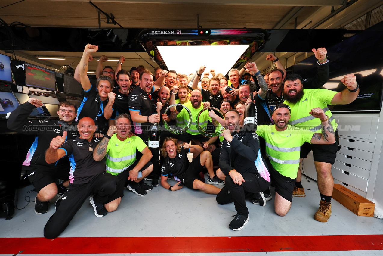 GP BRASILE, Alpine F1 Team celebrate a 2-3 finish after the race.

03.11.2024. Formula 1 World Championship, Rd 21, Brazilian Grand Prix, Sao Paulo, Brazil, Gara Day.

- www.xpbimages.com, EMail: requests@xpbimages.com © Copyright: Charniaux / XPB Images