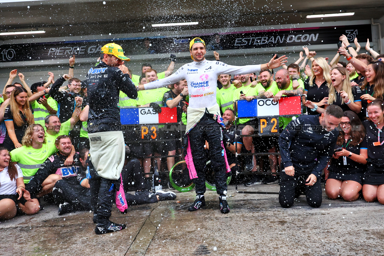 GP BRASILE, Esteban Ocon (FRA) Alpine F1 Team e Pierre Gasly (FRA) Alpine F1 Team celebrate their 2-3 finish with the team.

03.11.2024. Formula 1 World Championship, Rd 21, Brazilian Grand Prix, Sao Paulo, Brazil, Gara Day.

- www.xpbimages.com, EMail: requests@xpbimages.com © Copyright: Charniaux / XPB Images