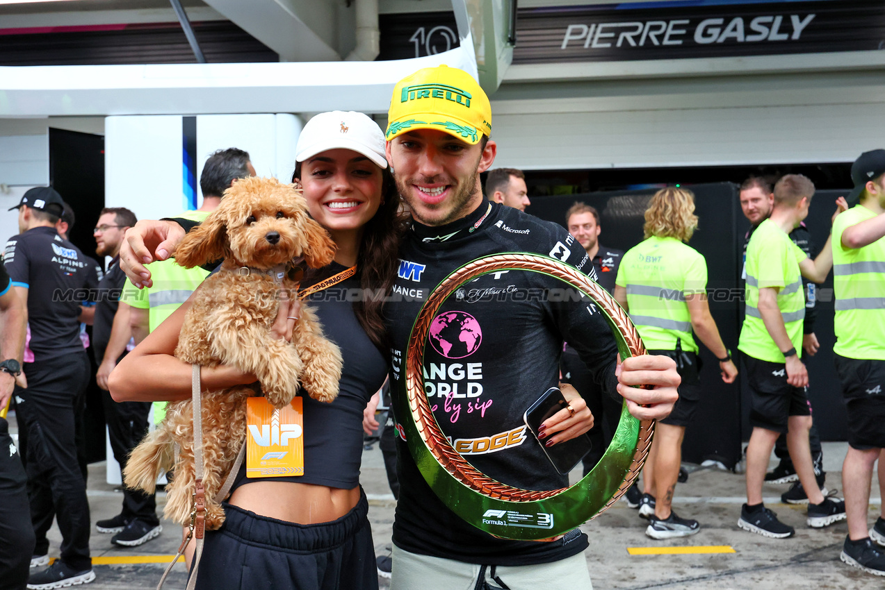 GP BRASILE, Pierre Gasly (FRA) Alpine F1 Team celebrates his third place finish with Domenica Kika Cerqueira Gomes (POR).

03.11.2024. Formula 1 World Championship, Rd 21, Brazilian Grand Prix, Sao Paulo, Brazil, Gara Day.

- www.xpbimages.com, EMail: requests@xpbimages.com © Copyright: Charniaux / XPB Images