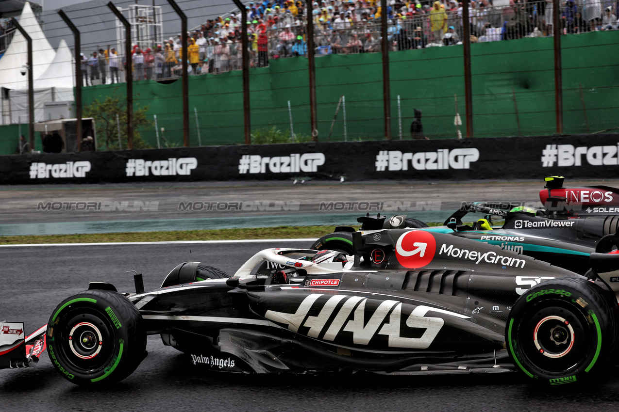 GP BRASILE, Lewis Hamilton (GBR) Mercedes AMG F1 W15 e Oliver Bearman (GBR) Haas VF-24 Reserve Driver battle for position.

03.11.2024. Formula 1 World Championship, Rd 21, Brazilian Grand Prix, Sao Paulo, Brazil, Gara Day.

 - www.xpbimages.com, EMail: requests@xpbimages.com © Copyright: Coates / XPB Images