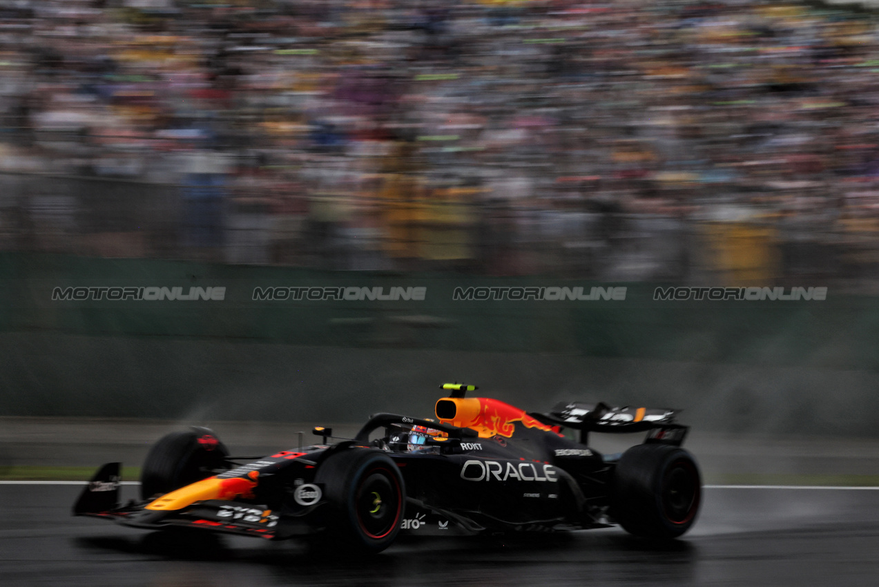 GP BRASILE, Sergio Perez (MEX) Red Bull Racing RB20.

03.11.2024. Formula 1 World Championship, Rd 21, Brazilian Grand Prix, Sao Paulo, Brazil, Gara Day.

 - www.xpbimages.com, EMail: requests@xpbimages.com © Copyright: Coates / XPB Images