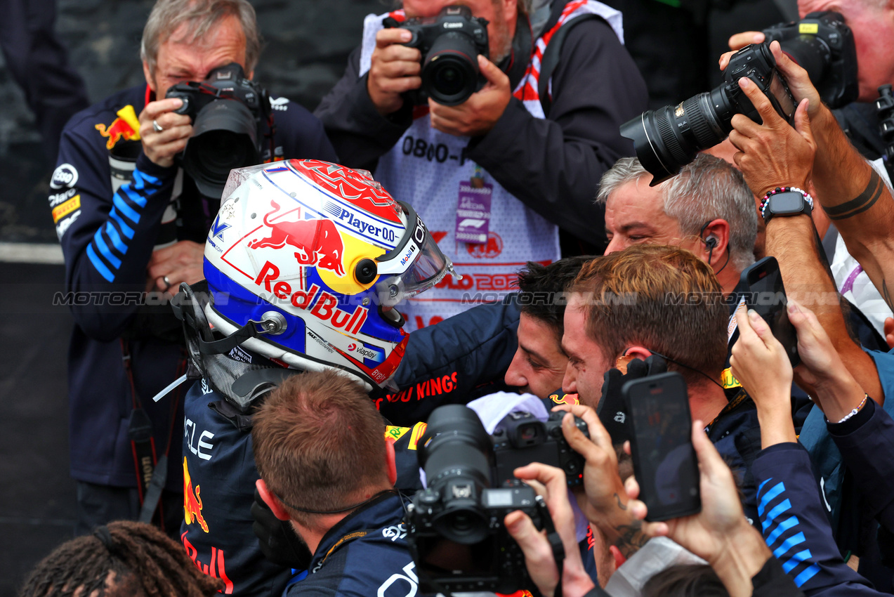 GP BRASILE, Gara winner Max Verstappen (NLD) Red Bull Racing celebrates in parc ferme with the team.

03.11.2024. Formula 1 World Championship, Rd 21, Brazilian Grand Prix, Sao Paulo, Brazil, Gara Day.

 - www.xpbimages.com, EMail: requests@xpbimages.com © Copyright: Coates / XPB Images