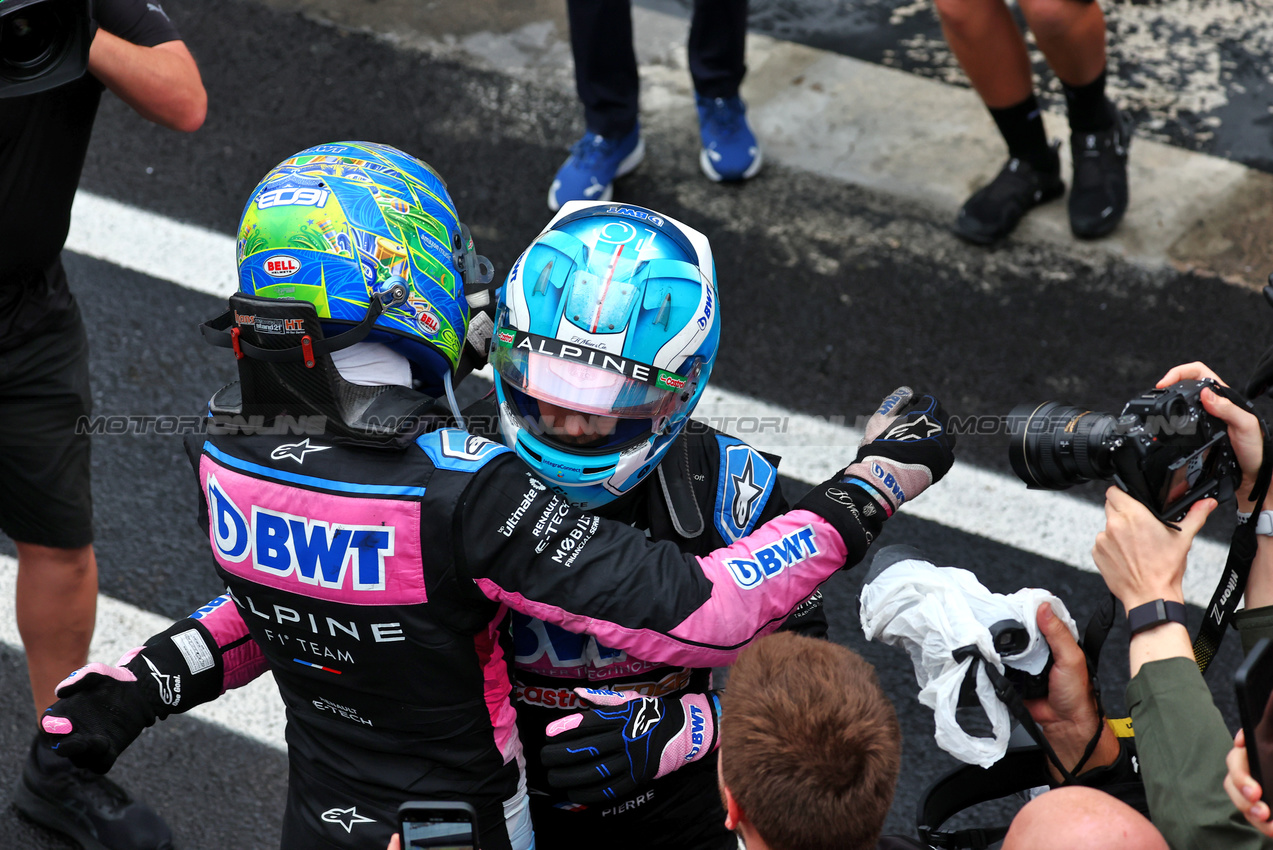 GP BRASILE, (L to R): Esteban Ocon (FRA) Alpine F1 Team e Pierre Gasly (FRA) Alpine F1 Team celebrate a 2-3 finish in parc ferme.

03.11.2024. Formula 1 World Championship, Rd 21, Brazilian Grand Prix, Sao Paulo, Brazil, Gara Day.

 - www.xpbimages.com, EMail: requests@xpbimages.com © Copyright: Coates / XPB Images